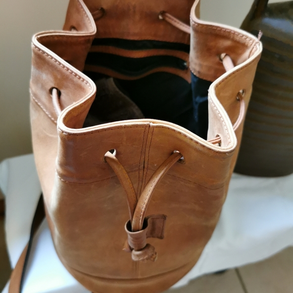 Thick leather over shoulder, tan leather - Picture 6 of 15